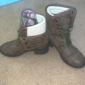 Lt Brown with olive laces combat boots